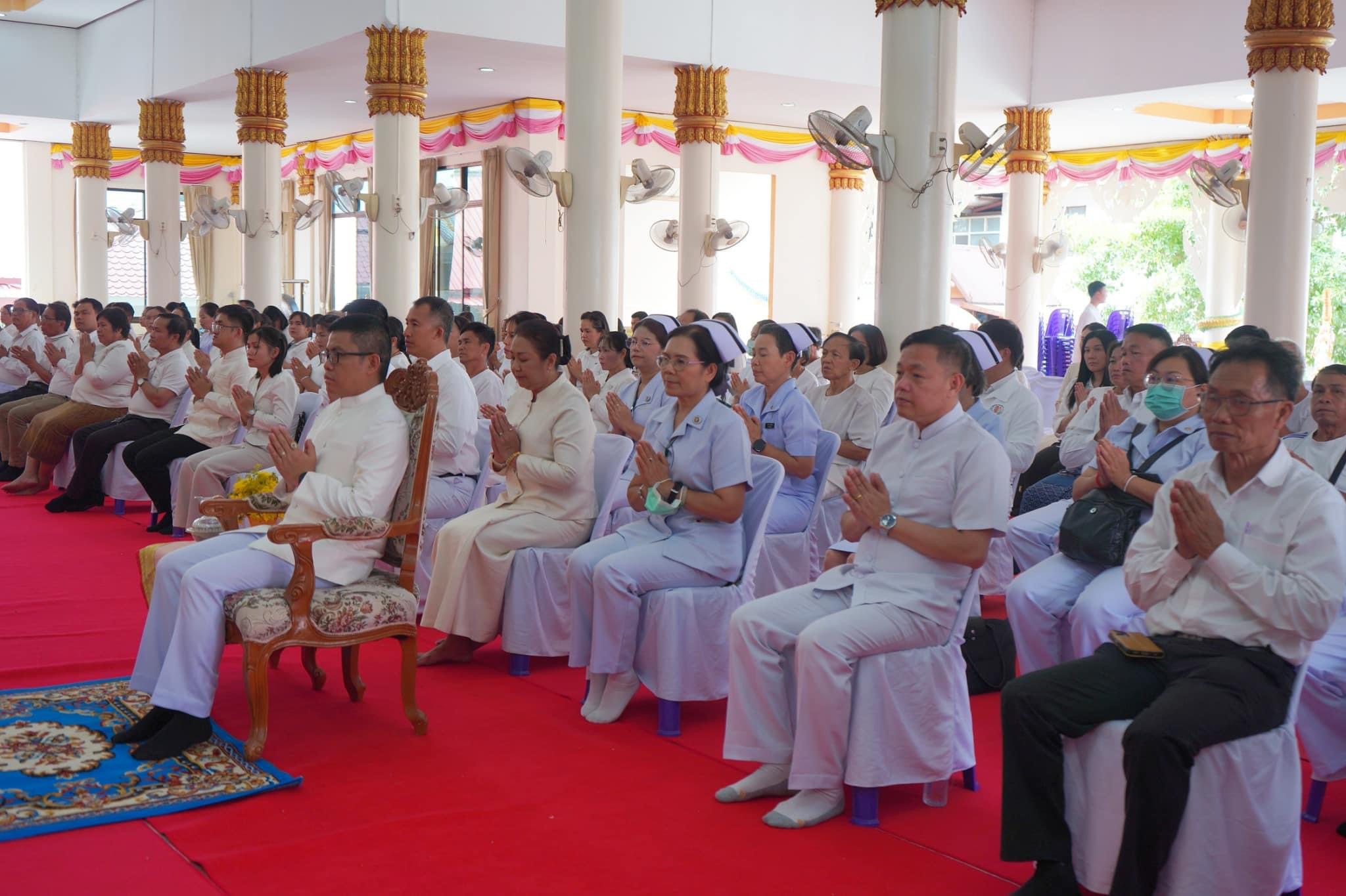 ร่วมพิธีเจริญพระพุทธมนต์ เฉลิมพระเกียรติ ถวายพระพรชัยมงคลแด่พระบาทสมเด็จพระเจ้าอยู่หัว เนื่องในโอกาสวันเฉลิมพระชนมพรรษา 6 รอบ 72 พรรษา