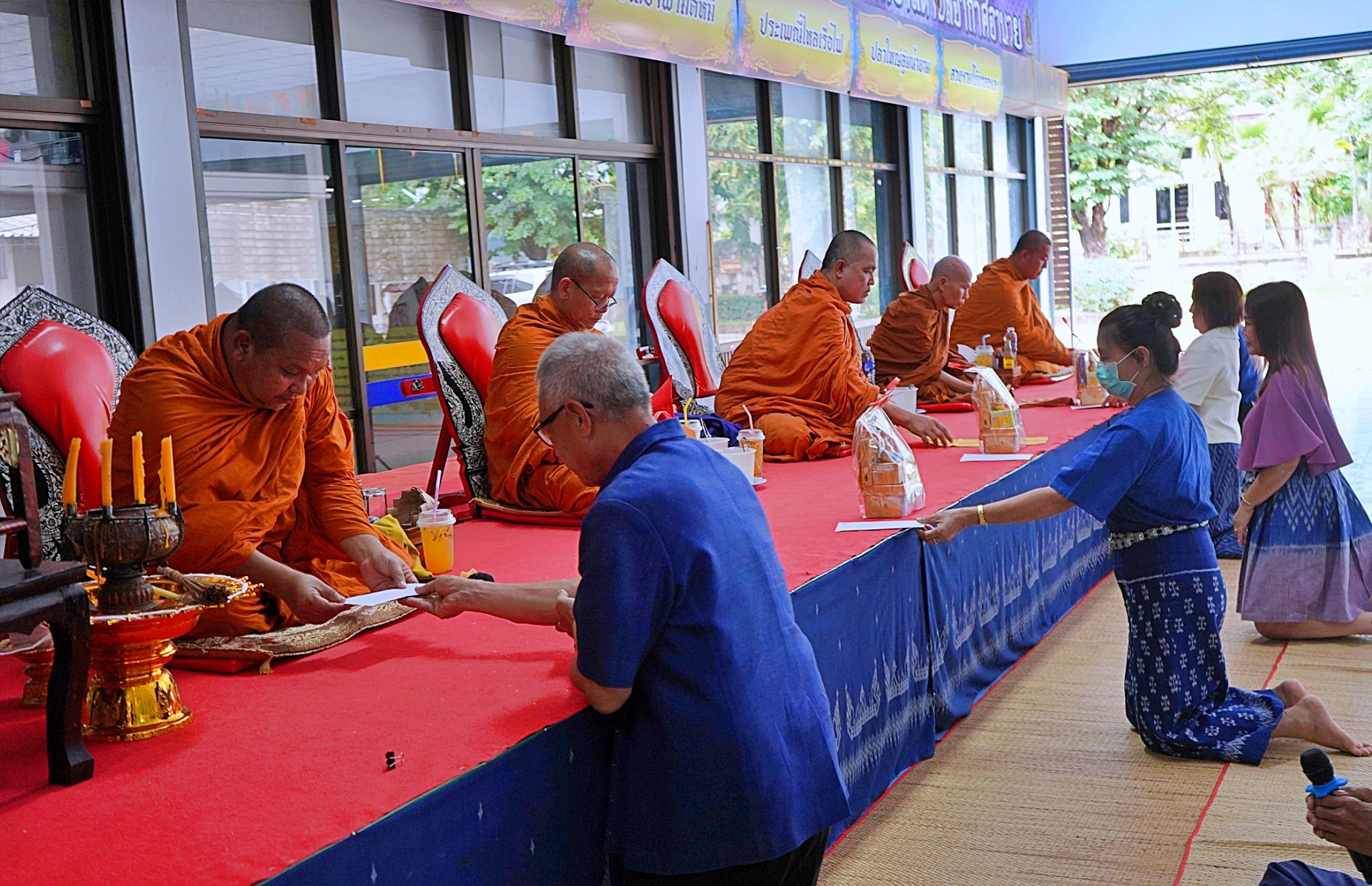 โรงเรียนผู้สูงอายุเทศบาลตำบลอากาศอำนวยจัดกิจกรรมทำบุญ